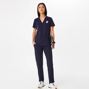 FIGS Women’s Casma Three-Pocket Scrub Top™